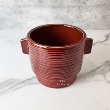 Load image into Gallery viewer, The Leaferie Aizen plant pot. red ceramic flowerpot. front view
