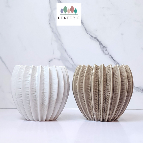 The Leaferie Bae Plant pot 2 colours. white and light brown. Front view of both pots