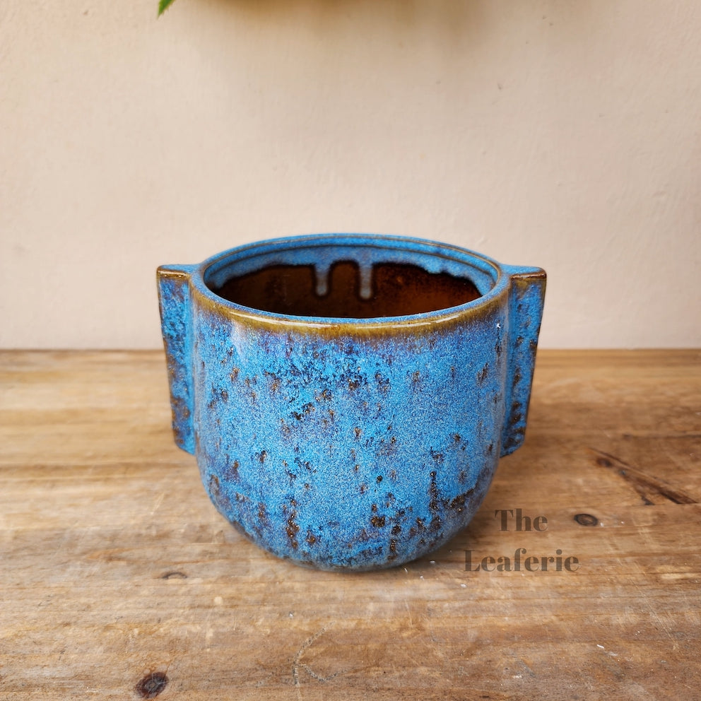 The Leaferie Etain planter. made from ceramic. 2 colours front view of colour B