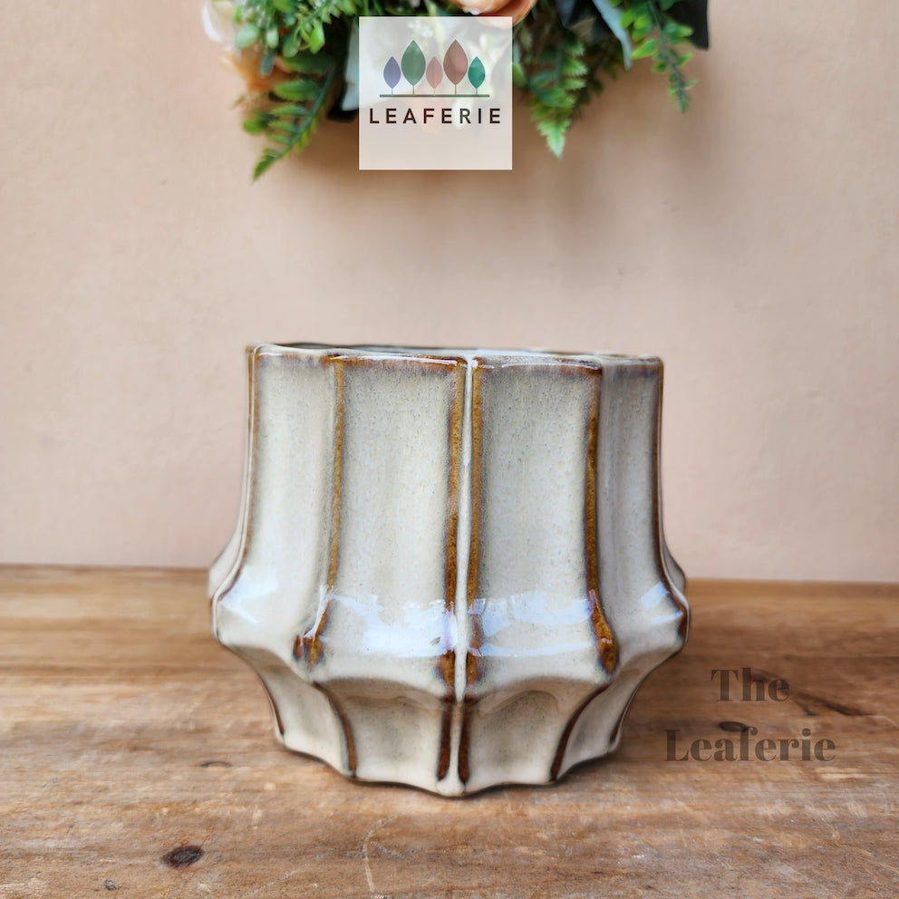 The Leaferie Imogen beige ceramic flowerpot