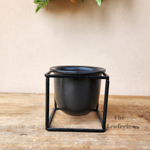 Load image into Gallery viewer, The Leaferie Rainier Plant pot. 2 colours black and white. Metal and ceramic material
