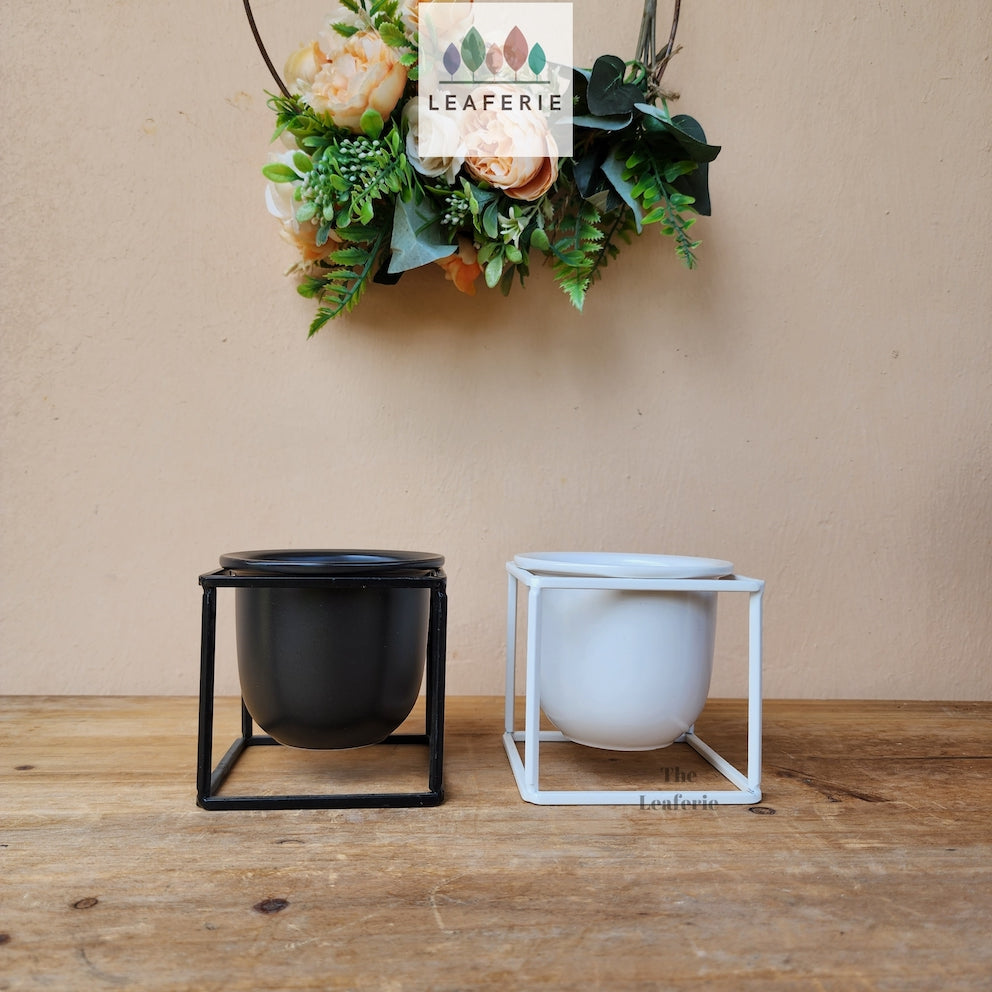The Leaferie Rainier Plant pot. 2 colours black and white. Metal and ceramic material