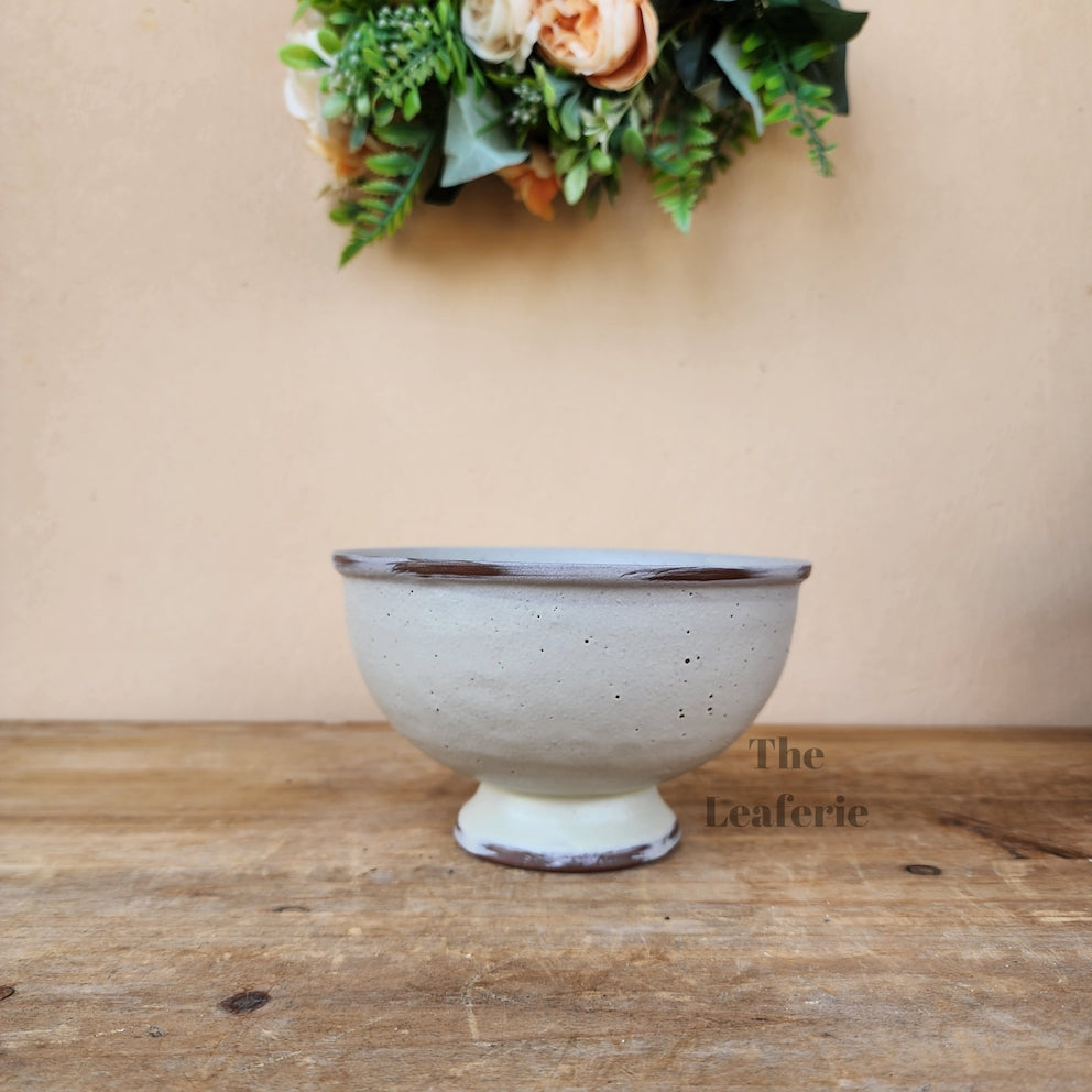 The Leaferie Grainne pot. 2 colours beige and yellow. ceramic shallow pot . Pot A