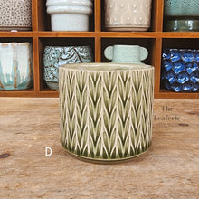Load image into Gallery viewer, The Leaferie Petit pots series 9. 12 designs small planter. suitable for succulents. Design D
