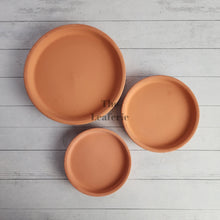 Load image into Gallery viewer, The Leaferie Terracotta round trays with stand . 3 sizes.  Front view
