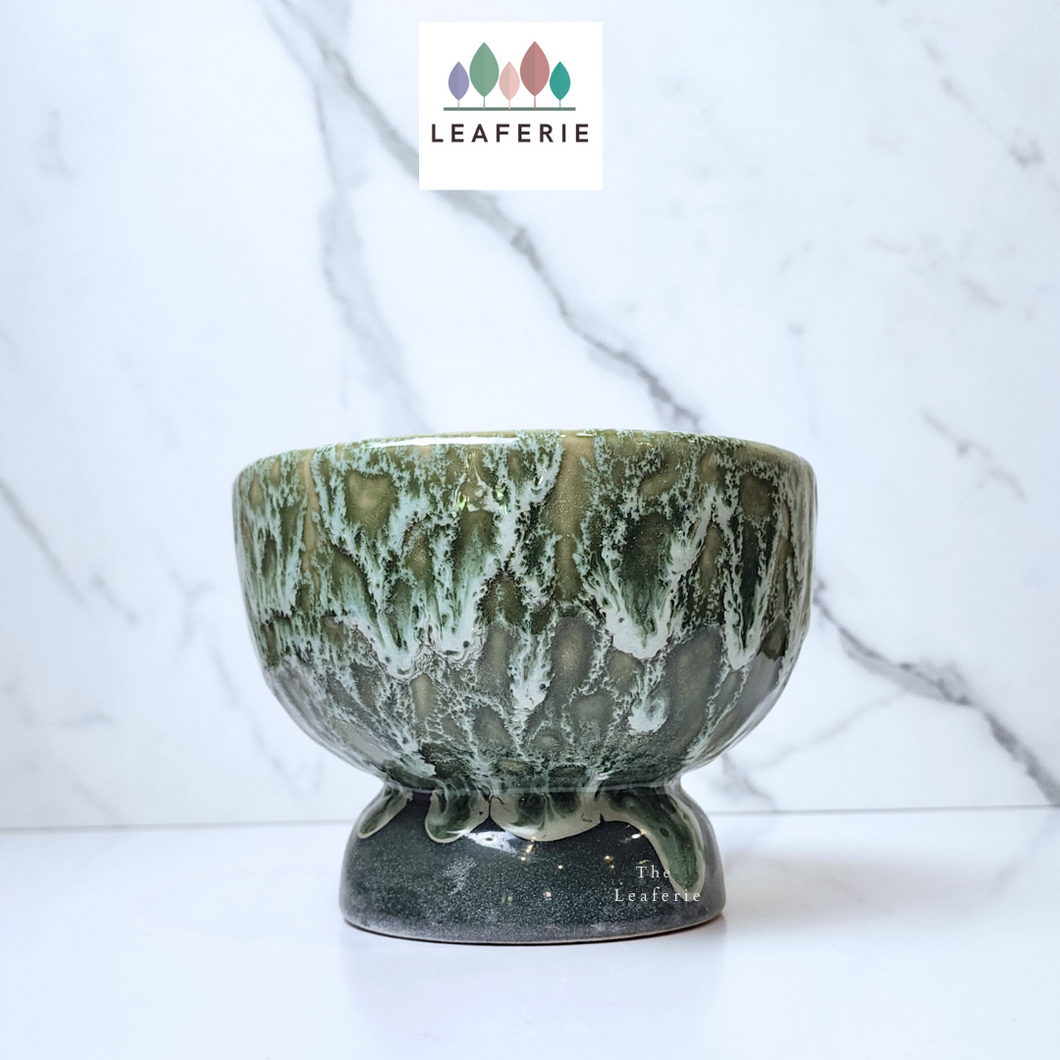 The Leaferie Ryota plant pot. green bowl ceramic planter . front view