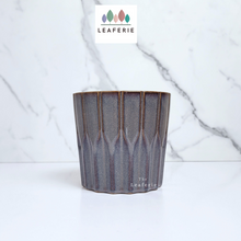 Load image into Gallery viewer, The Leaferie Ryu plant pot. ceramic material . Front view of pot
