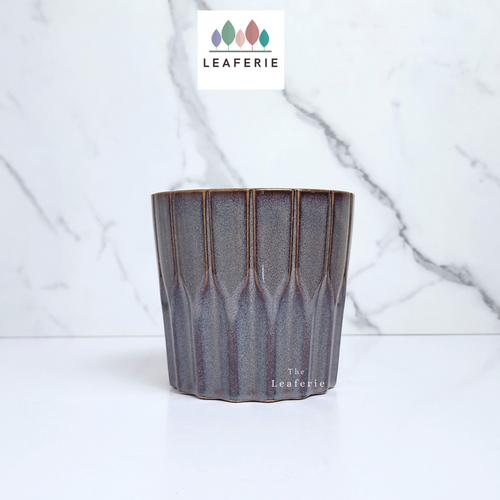 The Leaferie Ryu plant pot. ceramic material . Front view of pot