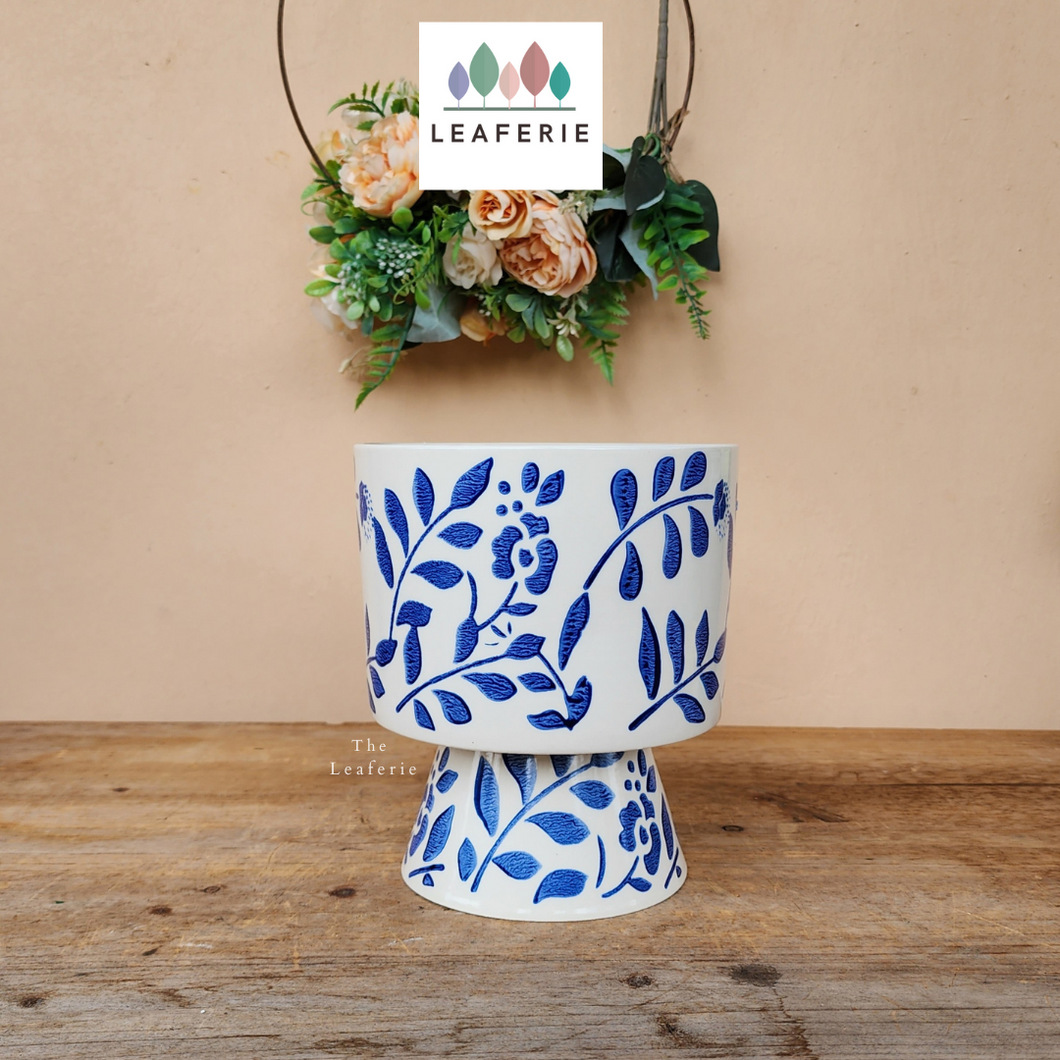 The Leaferie Liban plant pot . blue and white vase. front view