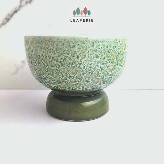 The Leaferie Thora green flowerpot. ceramic material