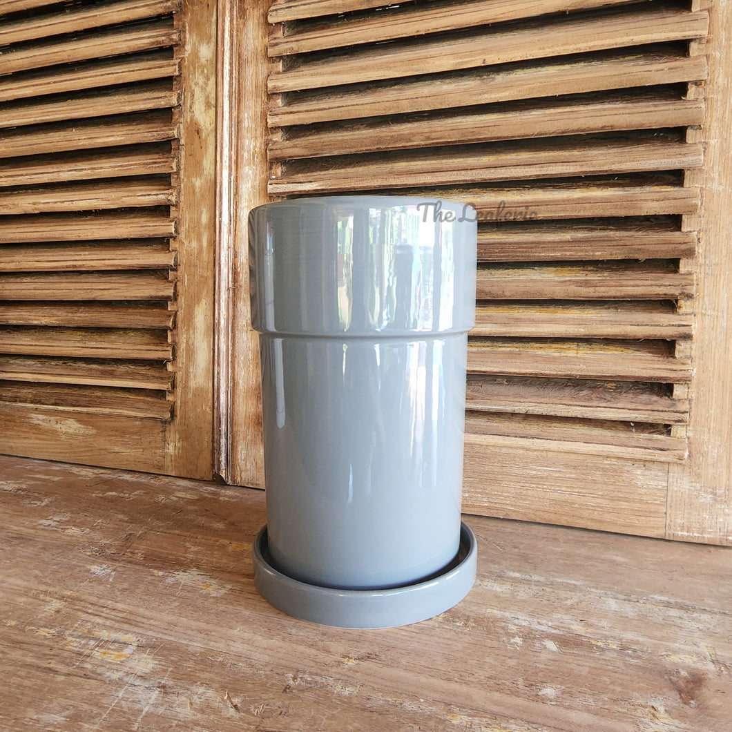 The Leaferie Petrus tall plant pot with tray