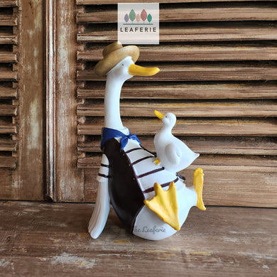 The Leaferie Donnie Duck Garden decoration. made from Resin. duck with duckling side view