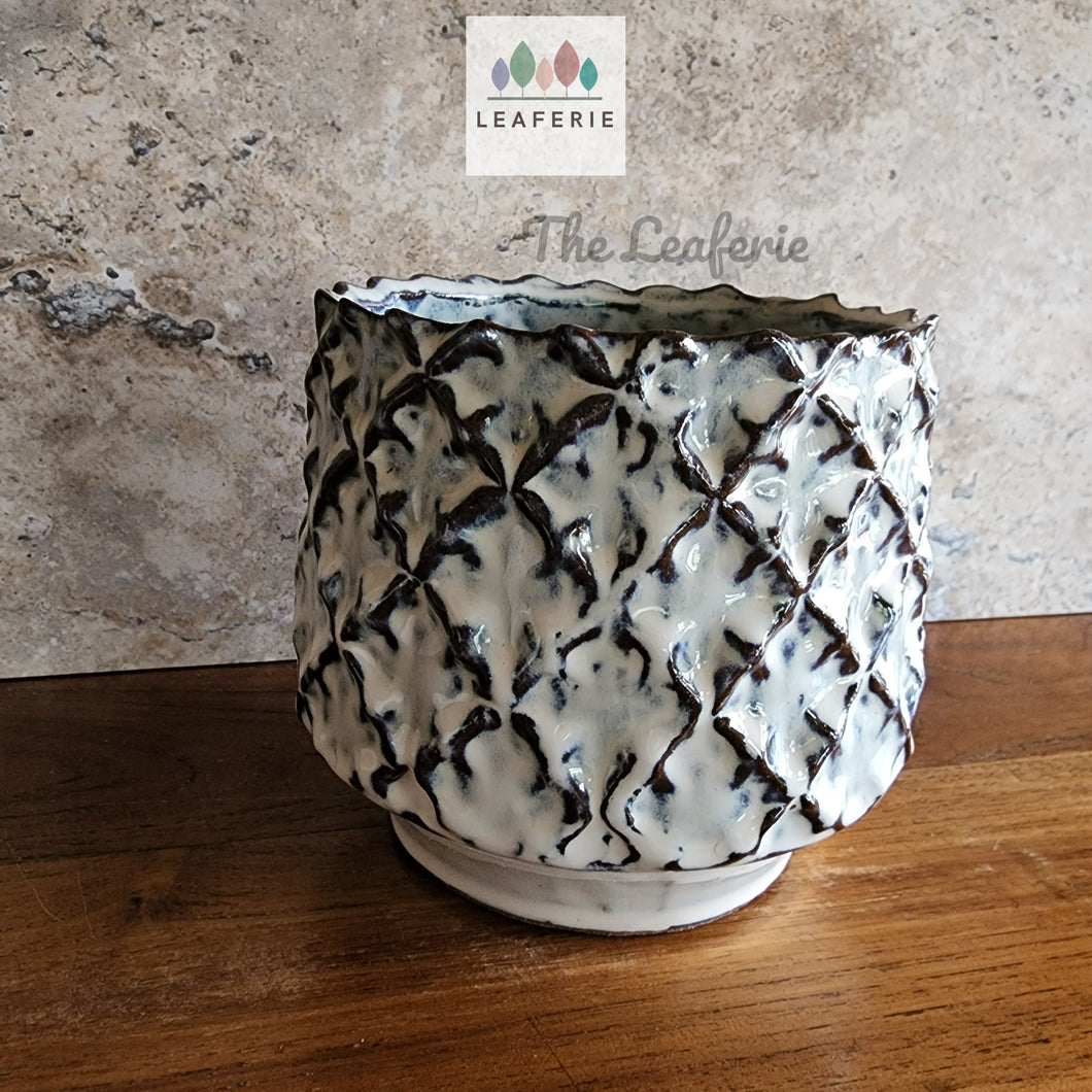 The Leaferie Alnwick ceramic flowerpot . front view
