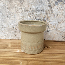 Load image into Gallery viewer, The Leaferie Ari plant pot .front view. measurement
