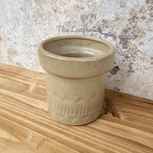 Load image into Gallery viewer, The Leaferie Ari plant pot .front view from top
