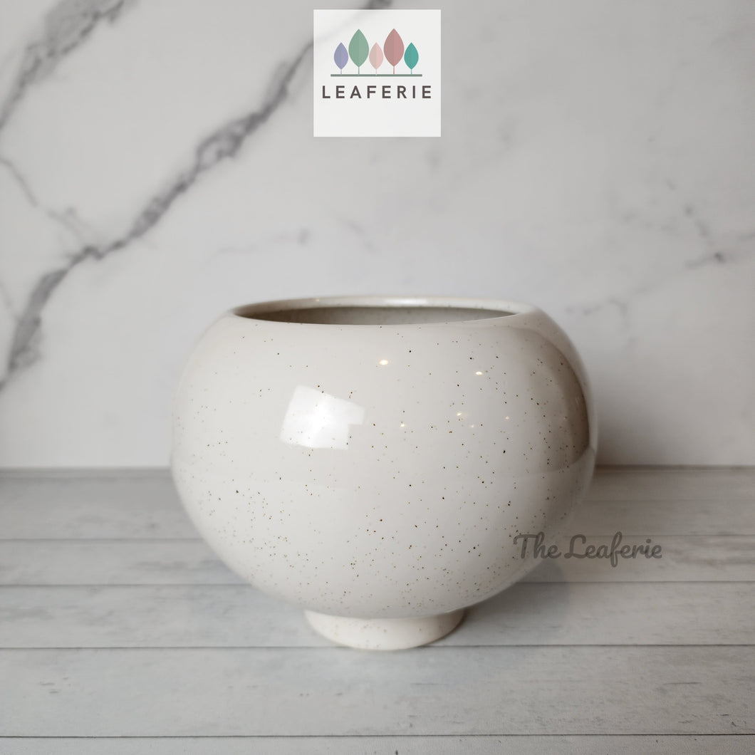 The Leaferie Odette white round ceramic pot.
