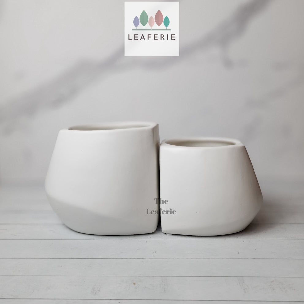 The Leaferie Ines white pot. set of 2 pots joint together and can be separated