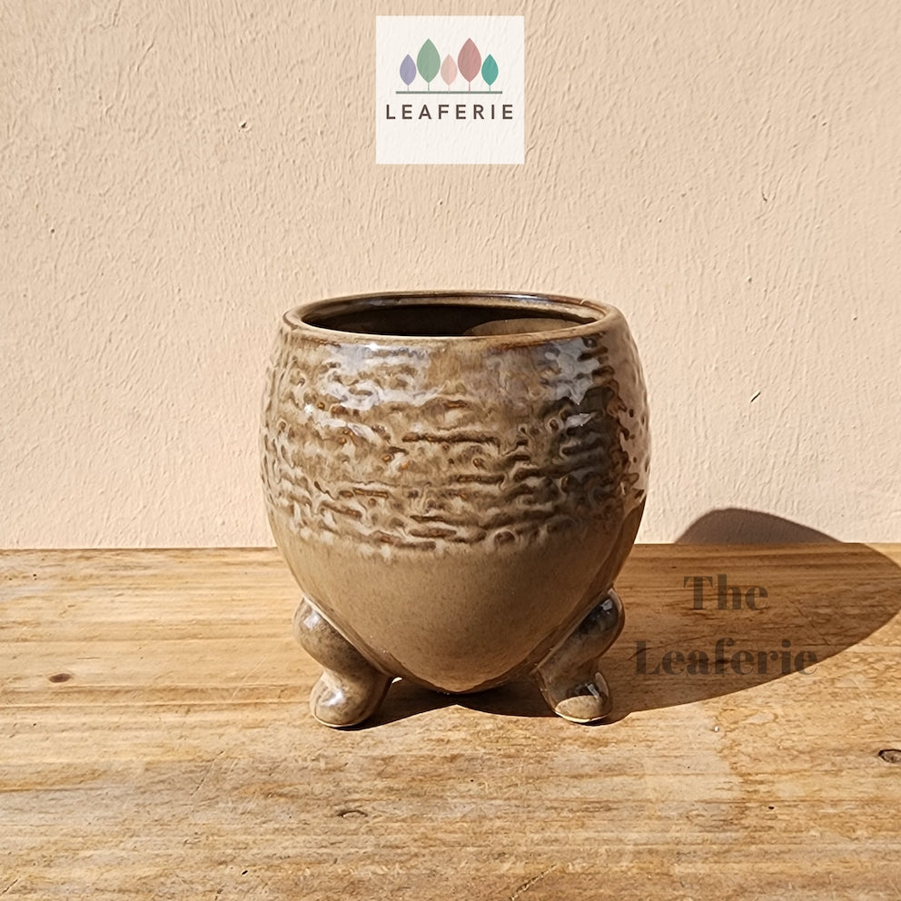 The Leaferie Francois plant pot. ceramic material. front view